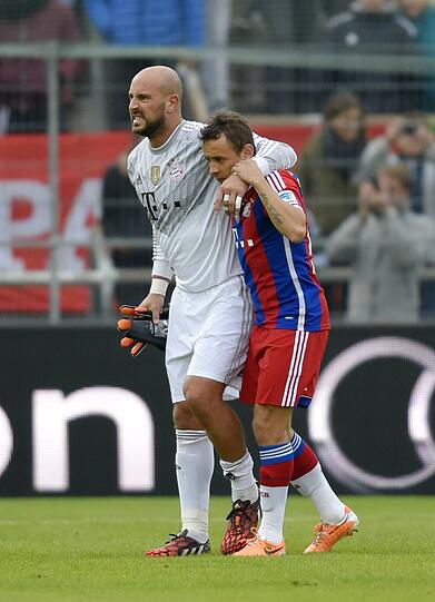 Bayerns Torhüter Reina verletzt sich beim Spaßkick gegen die Paulaner Traumelf. Die Bilder