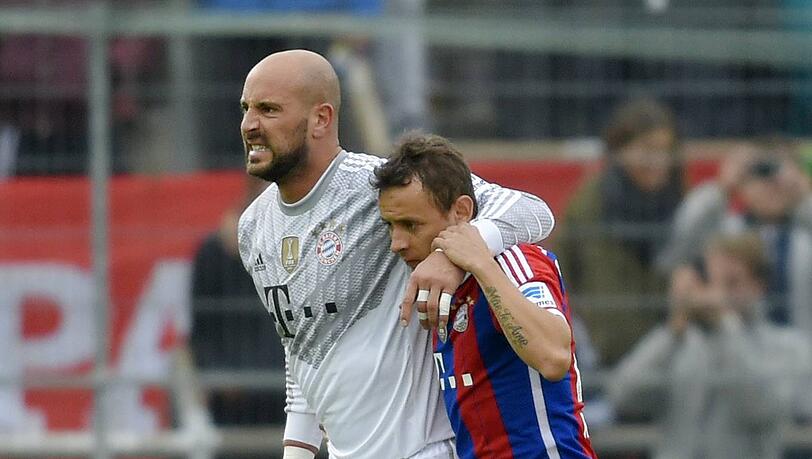 Bayerns Torhüter Reina verletzt sich beim Spaßkick gegen die Paulaner Traumelf. Die Bilder Bayerns Torhüter Reina verletzt sich beim Spaßkick gegen die Paulaner Traumelf. Die Bilder