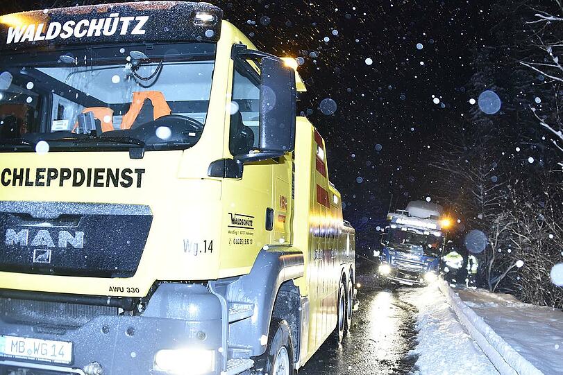 Rutschpartie am Irschenberg: Die Abschleppdienste hatten gestern Abend alle Hände voll zu tun.