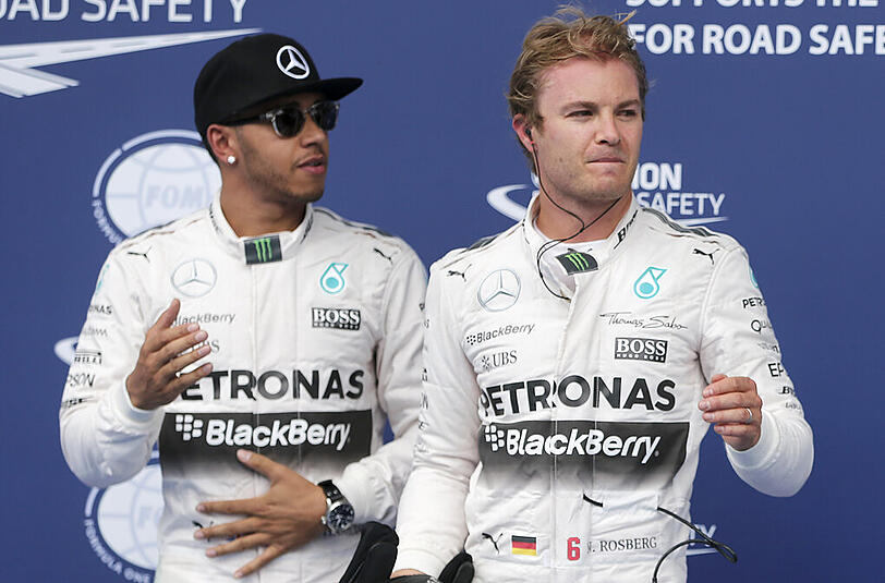 Nico Rosberg (rechts) hat nach 17 von 21 Rennen 33 Punkte Vorsprung auf seinen Mercedes-Teamkollegen Lewis Hamilton. Der Titel wird nur noch zwischen diesen beiden Fahrern entschieden.