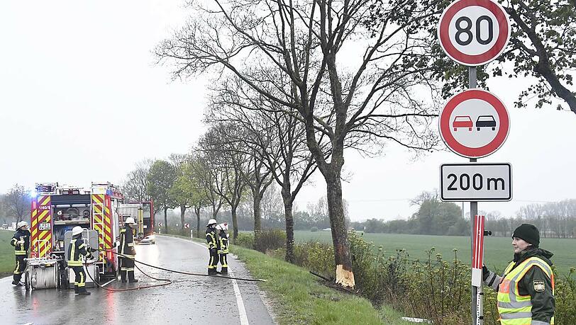 Für den Fahrer kam jede Hilfe zu spät, er verbrannte im Wrack. Für den Fahrer kam jede Hilfe zu spät, er verbrannte im Wrack.