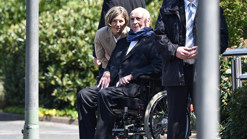 Das Glück seiner späten Tage: Der frühere Bundeskanzler Helmut Kohl, bereits auf den Rollstuhl angewiesen, und seine zweite Frau Maike Kohl-Richter im April 2016 in Oggersheim in der Nähe von Ludwigshafen.