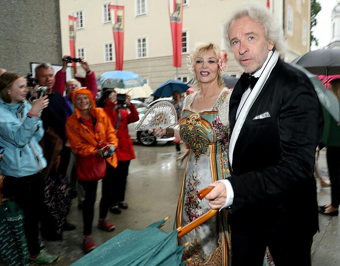 Erstaunlich normal gekleidet: Fernsehmoderator Thomas Gottschalk und seine Frau Thea vor der Aufführung "Aida".