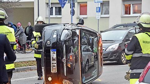 Nach der Kollision war der Fiat umgekippt. Die Bilder vom Einsatz.