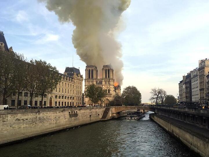 Eine riesige Rauchsäule steht über einem der berühmtesten Wahrzeichen der Welt - der Pariser Kathedrale Notre-Dame.