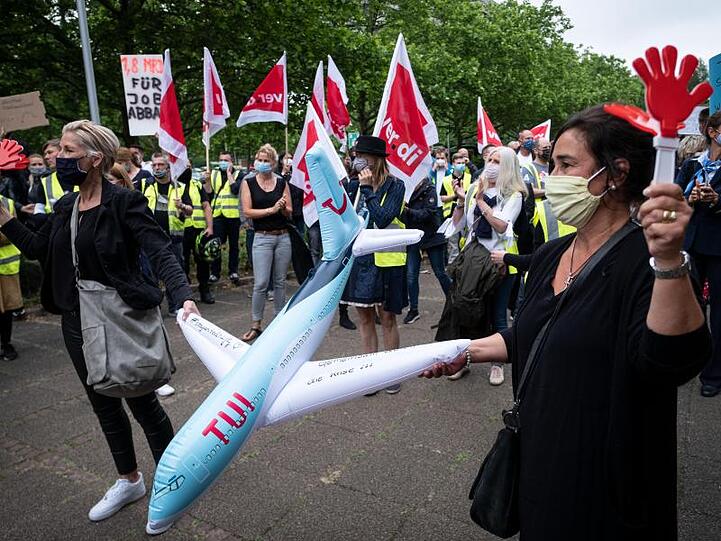 Flugbegleiter von Tuifly demonstrieren während der Aufsichtsratssitzung vor dem Gebäude der Tui Group in Hannover.