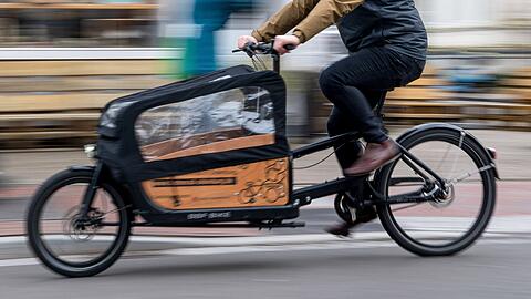 In München ist eine Frau mit ihrem Sohn auf einem elektronischen Lastenrad gegen einen Baum gekracht. (Symbolbild)