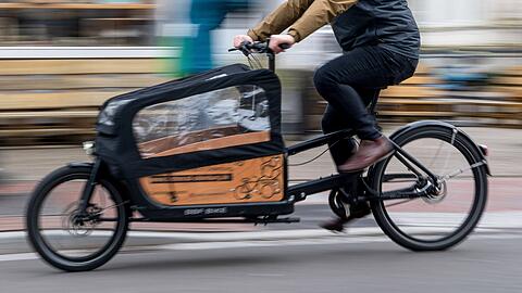 In München ist eine Frau mit ihrem Sohn auf einem elektronischen Lastenrad gegen einen Baum gekracht. (Symbolbild)