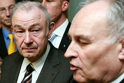 Wirken nach der Chaos-Woche wie um Jahre gealtert: Ministerpräsident Günther Beckstein und Parteichef Erwin Huber
