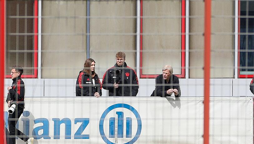 Vorstandsvorsitzender Oliver Kahn (r) beobachtet das Training.