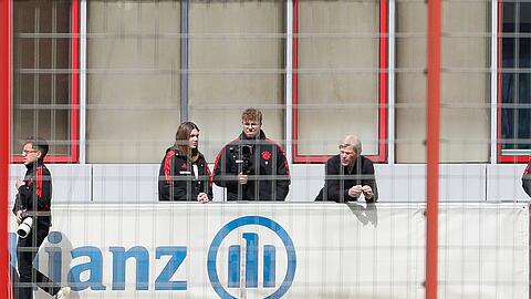 Vorstandsvorsitzender Oliver Kahn (r) beobachtet das Training.
