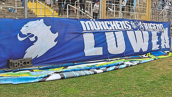 Wenn plötzlich die Zaunfahne fehlt: die Ultra-Organisation der "Münchner Löwen" ist derzeit uneins, der Support der Sechzger ist aber ungebrochen.