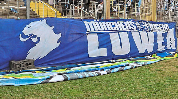 Wenn plötzlich die Zaunfahne fehlt: die Ultra-Organisation der "Münchner Löwen" ist derzeit uneins, der Support der Sechzger ist aber ungebrochen.