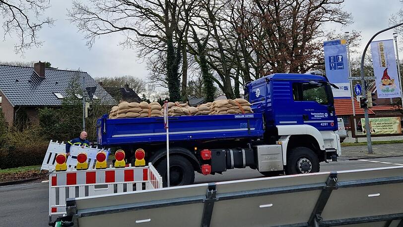 Ein Lastwagen voller Sandsäcke steht vor dem Restaurant Bümmersteder Krug.