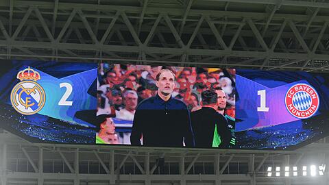 Bayern Münchens Trainer Thomas Tuchel wird nach dem Spiel auf der Anzeigetafel eingeblendet.