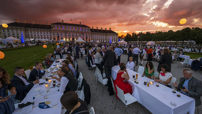 Festgäste beim feierlichen Sommerempfang des Bayerischen Landtags im Neuen Schloss Schleißheim.