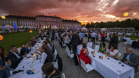 Festgäste beim feierlichen Sommerempfang des Bayerischen Landtags im Neuen Schloss Schleißheim.