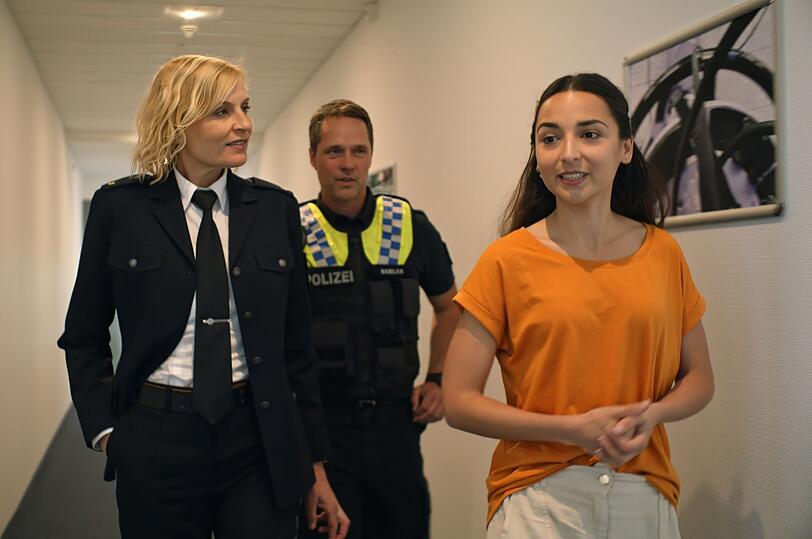 Hat Karin Sievers (Katja Weitzenb&ouml;ck) junge Kollegin Sina Sharma (Rona &Ouml;zkan) etwas mit dem Zusammenbruch zu tun?