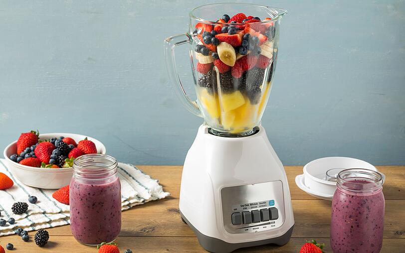 Ananas und Beeren wirken unter anderem entz&uuml;ndungshemmend und entschlackend. Orangen spenden viele Vitamine und die Bananen sorgen erstens f&uuml;r eine tolle Smoothie-Konsistenz und zweitens f&uuml;r jede Menge Mineralstoffe. Der Smoothie funktioniert mit (Kokos-)Wasser oder einer Milch(ersatz)variante Ihrer Wahl. Gojibeeren bringen Extraenergie!