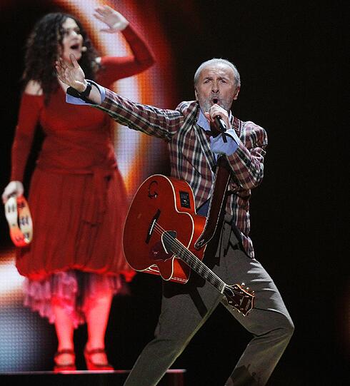 Bosnien Herzogovina geht mit Dino Merlin und dem Song "Love in Rewind" ins Finale.