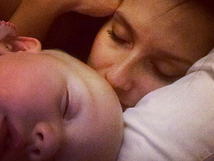Hilaria Baldwin mit Töchterchen Carmen