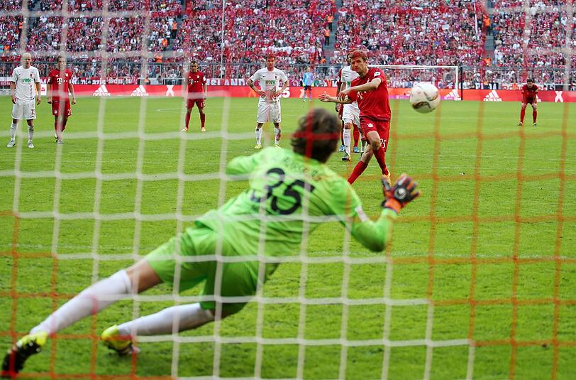 Der glückliche Sieg: Bayerns Thomas Müller verwandelt einen mehr als umstrittenen Strafstoß zum 2:1.