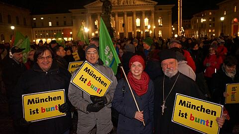 Gute Stimmung zu Beginn der Demo: Mit dabei sind auch die Grüne Katharina Schulze und der orthodoxe Erzpriester Apostolos Malamoussis (r.).
