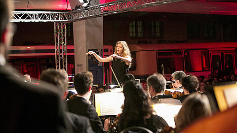 Die Münchner Philharmoniker beim Testen neuer Räume: Barbara Hannigan dirigiert im MVG-Museum &ndash; mit anschließender Party.