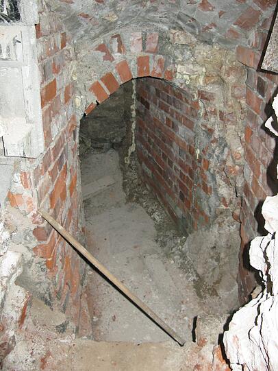 Ein kleiner Stollen im Ballhaus-Keller &ndash; wo mag er mal hingeführt haben?