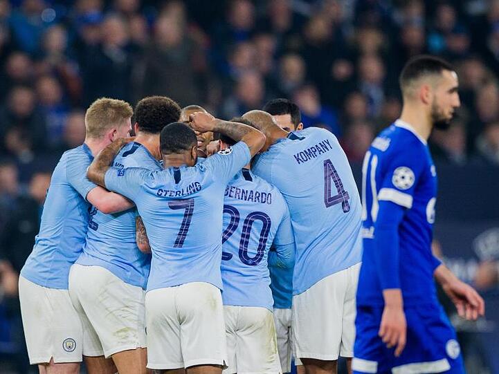 Mit zwei Toren zum Ende des Spiels konnte Manchester City das Spiel beim FC Schalke 04 mit 3:2 für sich entscheiden.