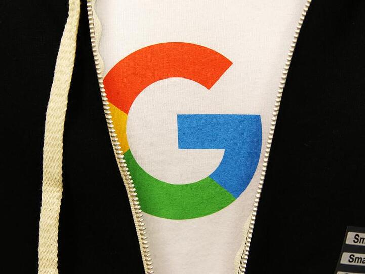 Das Google-Logo auf einem T-Shirt im Souvenirladen des Konzerns auf dem Google-Campus.