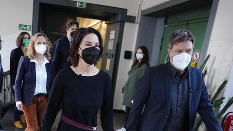 Annalena Baerbock (M), Bundesvorsitzende von Bündnis 90/Die Grünen und Robert Habeck (r), Bundesvorsitzender von Bündnis 90/Die Grünen kommen zur Ergebnisverkündung der Urabstimmung der Grünen-Mitglieder über den Koalitionsvertrag mit SPD und FDP zur Bildung einer Bundesregierung.