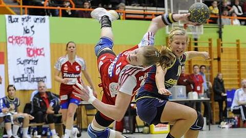 Sieben Treffer in Blomberg: Franziska Beck bei einem spektakulären Sprungwurf.