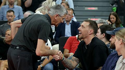 Sitzend und in zivil: So will der Bundestrainer Daniel Theis nicht sehen.