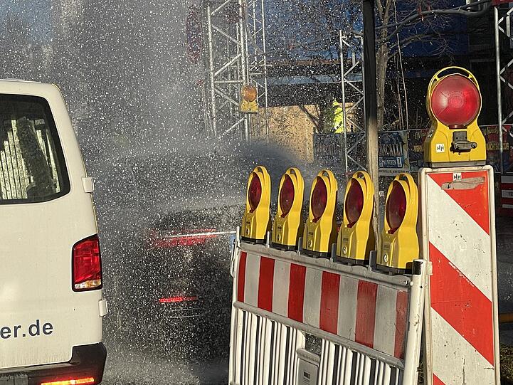 Das Auto verschwindet fast unter dem Regen. Das Auto verschwindet fast unter dem Regen.