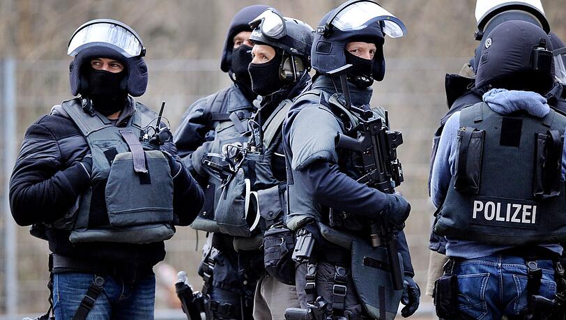 Wegen eines Verdachts auf Bewaffnung wurden Spezialeinsatzkräfte hinzugezogen. (Symbolbild) Wegen eines Verdachts auf Bewaffnung wurden Spezialeinsatzkräfte hinzugezogen. (Symbolbild)