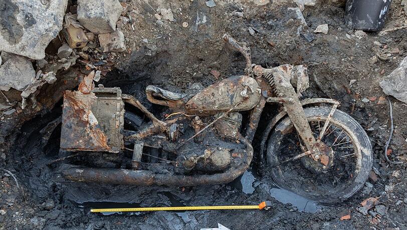 Ein Motorrad der Wehrmacht kam bei Budapest zum Vorschein. Der Volksbund rechnet mit weiteren Funden. Ein Motorrad der Wehrmacht kam bei Budapest zum Vorschein. Der Volksbund rechnet mit weiteren Funden.
