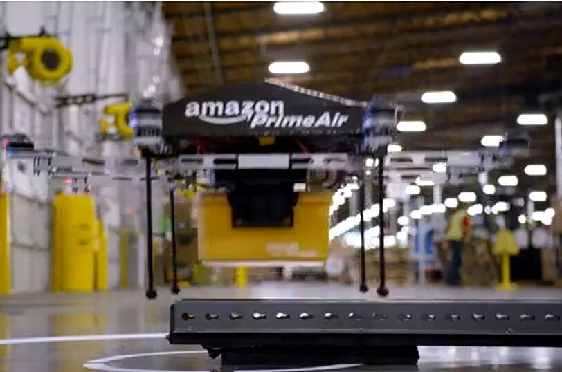 Das Amazon-Video: Im Logistikzentrum nimmt die Drohne die orange Box auf...