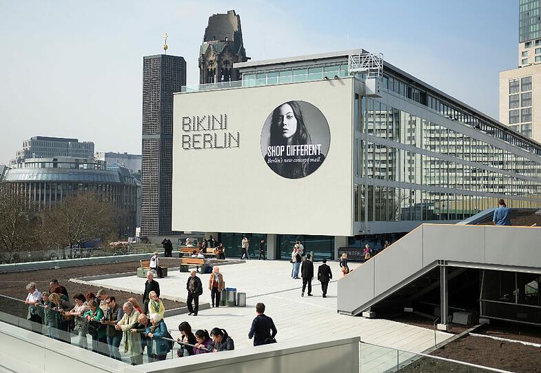 Besucher gehen am 03.04.2014 über die Dachterasse des Einkaufszentrums Bikini-Haus in Berlin. Das Gebäude aus den 50er Jahren öffnet am heutigen Tag nach einem aufwendigen Umbau für Besucher.