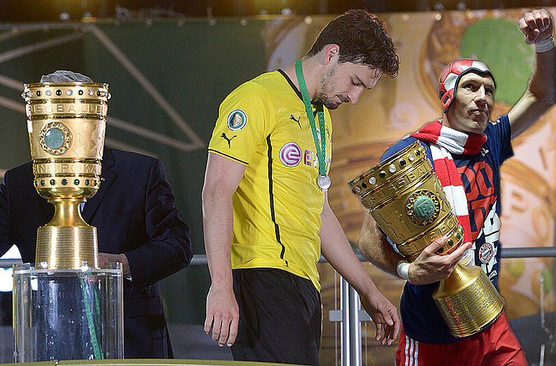 17. Mai 2014, Pokalfinale: Dortmund - FC Bayern 0:2 n.V.

Arjen Robben schlüpft wie ein Jahr zuvor im Champions-League-Endspiel in die Rolle des Finalhelden. Sein 1:0 ebnet den Weg zum erneuten Double. Bitter für Dortmund: Ein Kopfball von Mats Hummels in der regulären Spielzeit war hinter der Linie, doch das Tor zählte nicht.