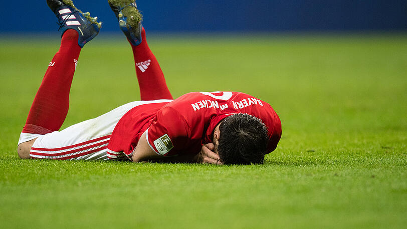 Am Boden: Bayerns Javier Martinez nach einer vergebenen Torchance im Spiel gegen Schalke 04.