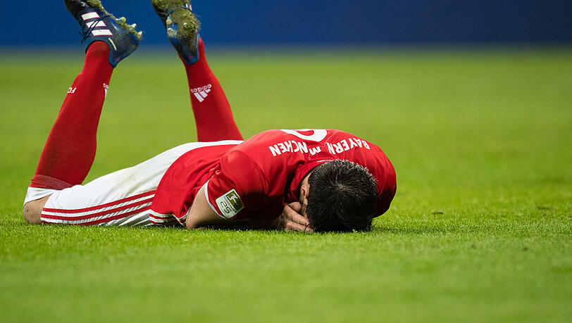 Am Boden: Bayerns Javier Martinez nach einer vergebenen Torchance im Spiel gegen Schalke 04. Am Boden: Bayerns Javier Martinez nach einer vergebenen Torchance im Spiel gegen Schalke 04.