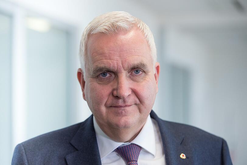 AZ-Interview mit Leonhard Stärk. Der 61-jährige Jurist und Manager ist Landesgeschäftsführer beim Bayerischen Roten Kreuz.