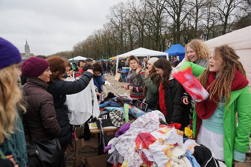 Die Bilder vom BRK Flohmarkt auf der Theresienwiese.