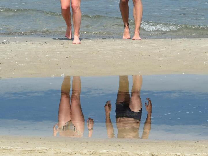 Touristen am Strand des Seebades Binz: Neun von zehn Badestellen in Deutschland haben eine ausgezeichnete Wasserqualität.