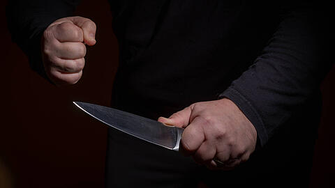 Der 75-Jährige stach seinem Opfer mehrfach in den Rücken. (Symbolbild)