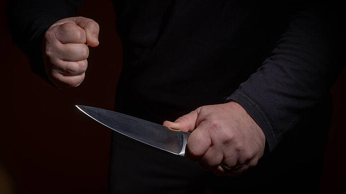 Der 75-Jährige stach seinem Opfer mehrfach in den Rücken. (Symbolbild)
