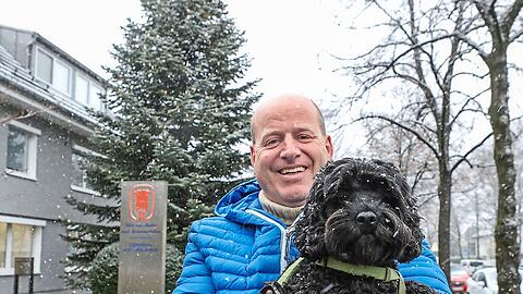 Markus Lang (50) mit seinem Hund Leo (5): Dahinter der Baum, der sogar höher sein soll, als der Christbaum auf dem Marienplatz.