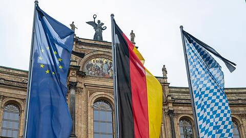 Zum Zeichen der Trauer um Papst Franziskus waren am Tag der Beisetzung des Kirchenoberhaupts die Fahnen vor den staatlichen Dienstgebäuden mit schwarzem Trauerflor versehen.