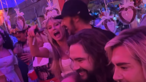 Innenminister Dobrindt und Forschungsministerin Bär posieren mit den Kaulitz-Zwillingen Innenminister Dobrindt und Forschungsministerin Bär posieren mit den Kaulitz-Zwillingen